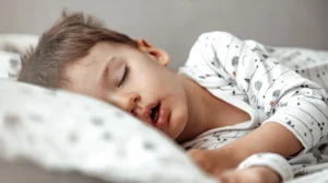 النوم على الجنب بعد عملية الفتق الإربي للأطفال